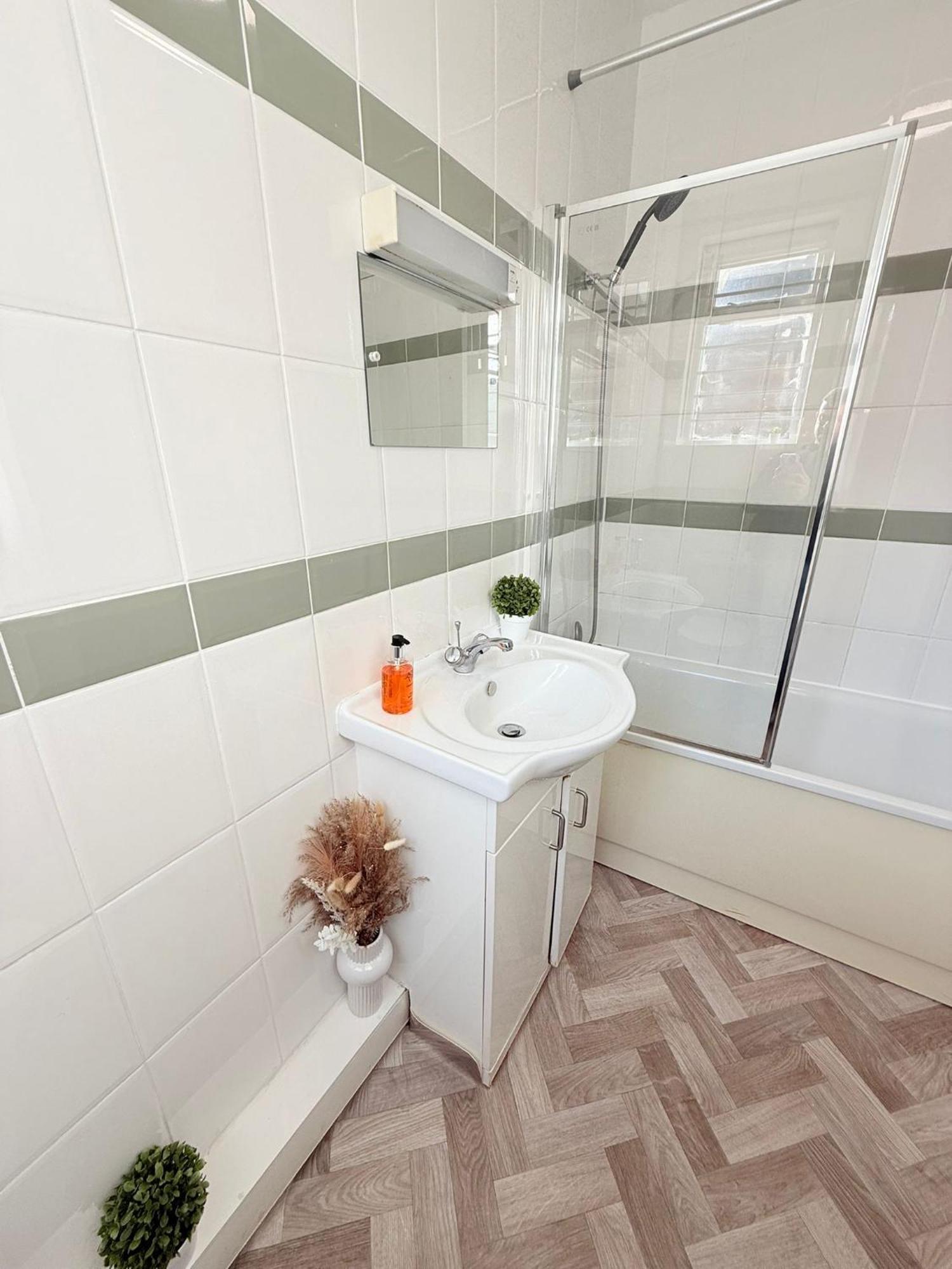 Cricklewood Broadway Guest Home London Exterior photo